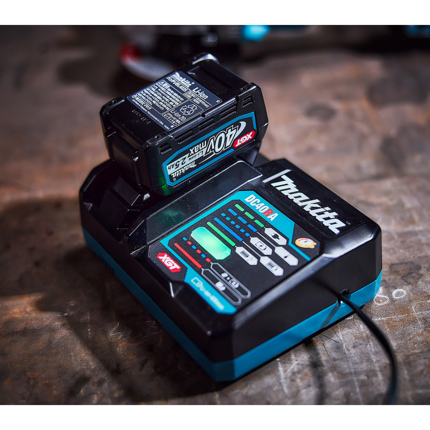 Cargador rapido de 40v Makita DC40RA-3