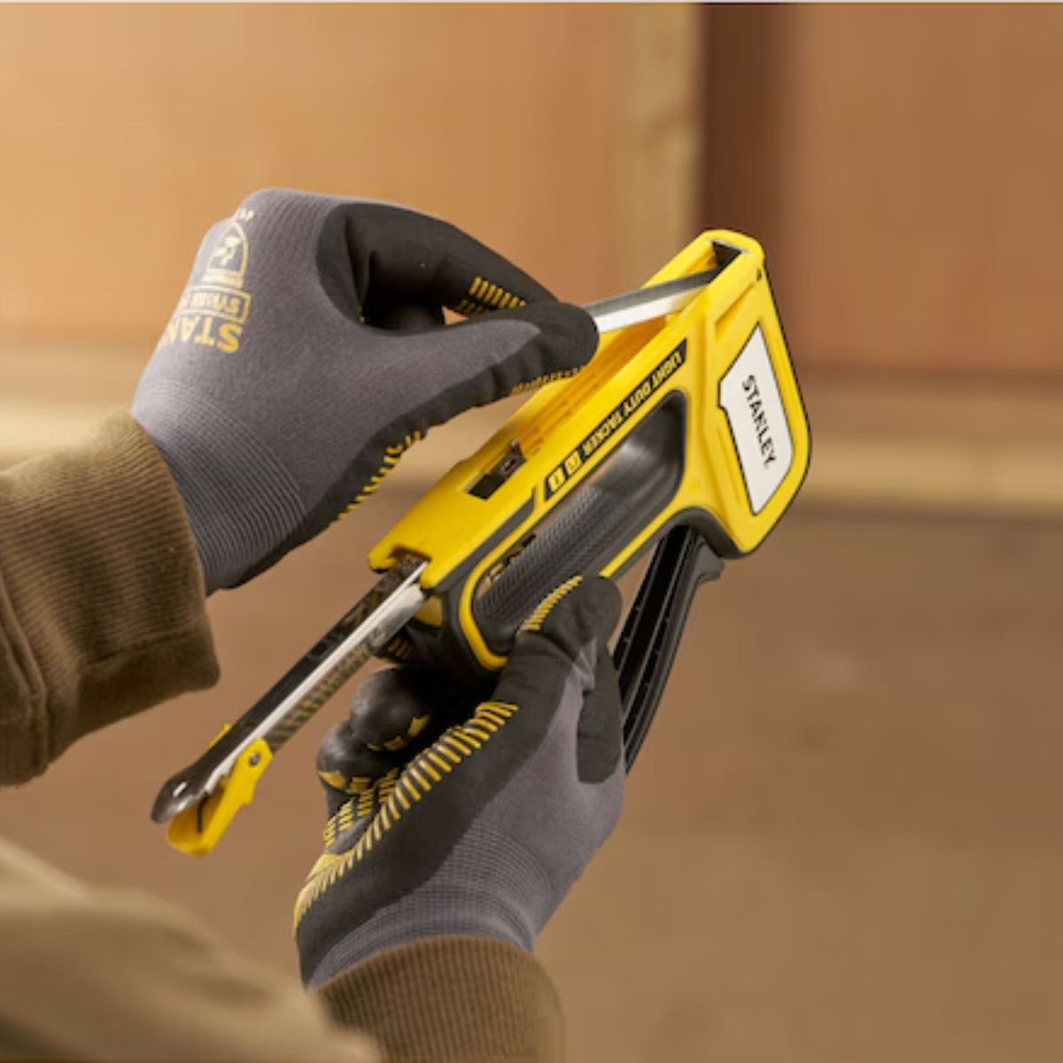 Engrapadora-Clavadora 2en1 Cuerpo Plástico Stanley STHT70440-3