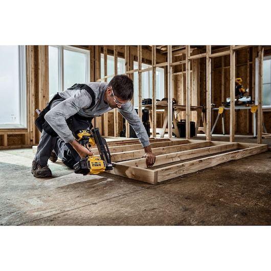 Clavadora Para Estructuras 20v Sin Batería Dewalt Dcn930b-4