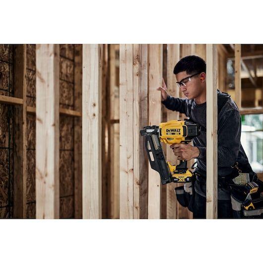 Clavadora Para Estructuras 20v Sin Batería Dewalt Dcn930b-5