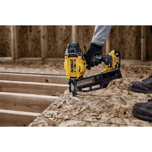 Clavadora Para Estructuras 20v Sin Batería Dewalt Dcn930b-6