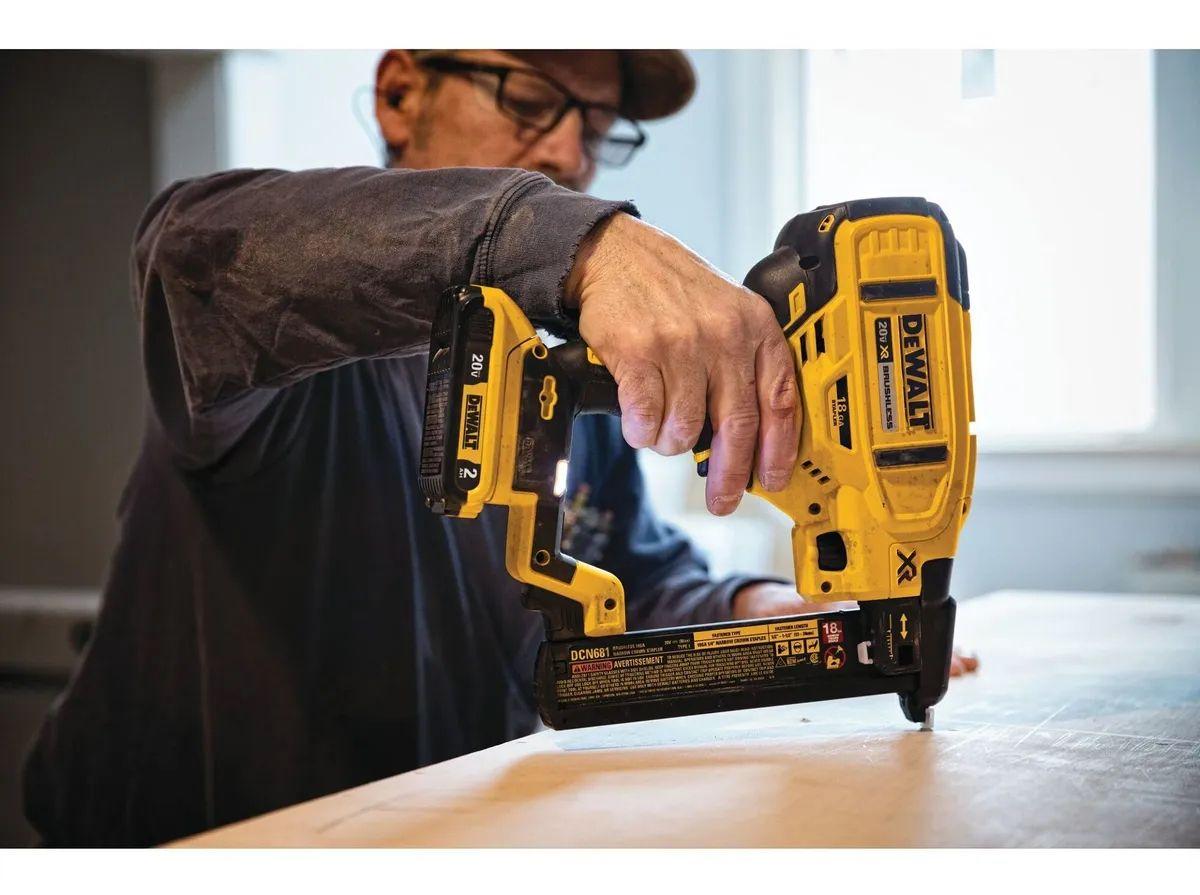 Engrapadora De Corona Angosta 20v Sin Batería Dewalt Dcn681b-5