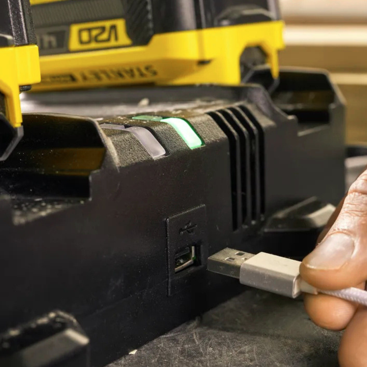 Cargador Doble De Stanley 20v 4.0ah Sc402-b2-3
