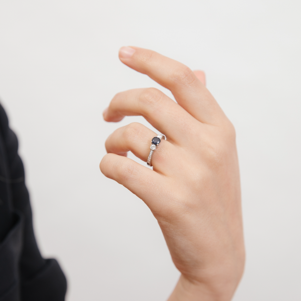 Anillo de compromiso en tricillo de moissanitas y zafiro Natural-4