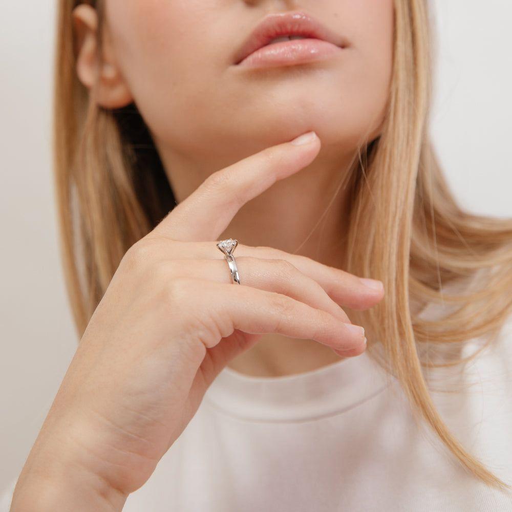 ANILLO DE COMPROMISO SOLITARIO BOOMZAIR CON MOISSANITA REDONDA 1.0 CT PLATA LEY RODINADA-4
