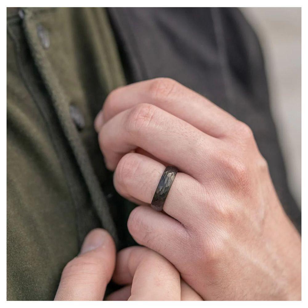 ANILLO DE COMPROMISO DE HOMBRE- MODELO MARTILLADO-2