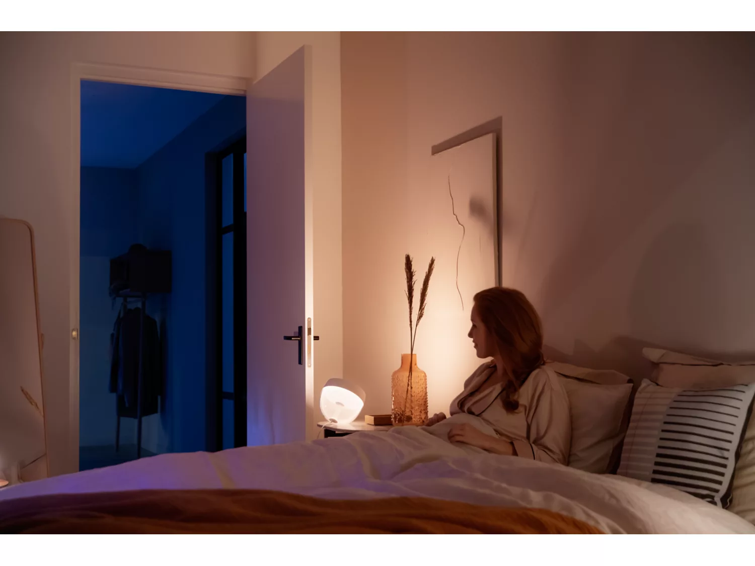 Philips Hue Lampara de Mesa LED Iris Color-5