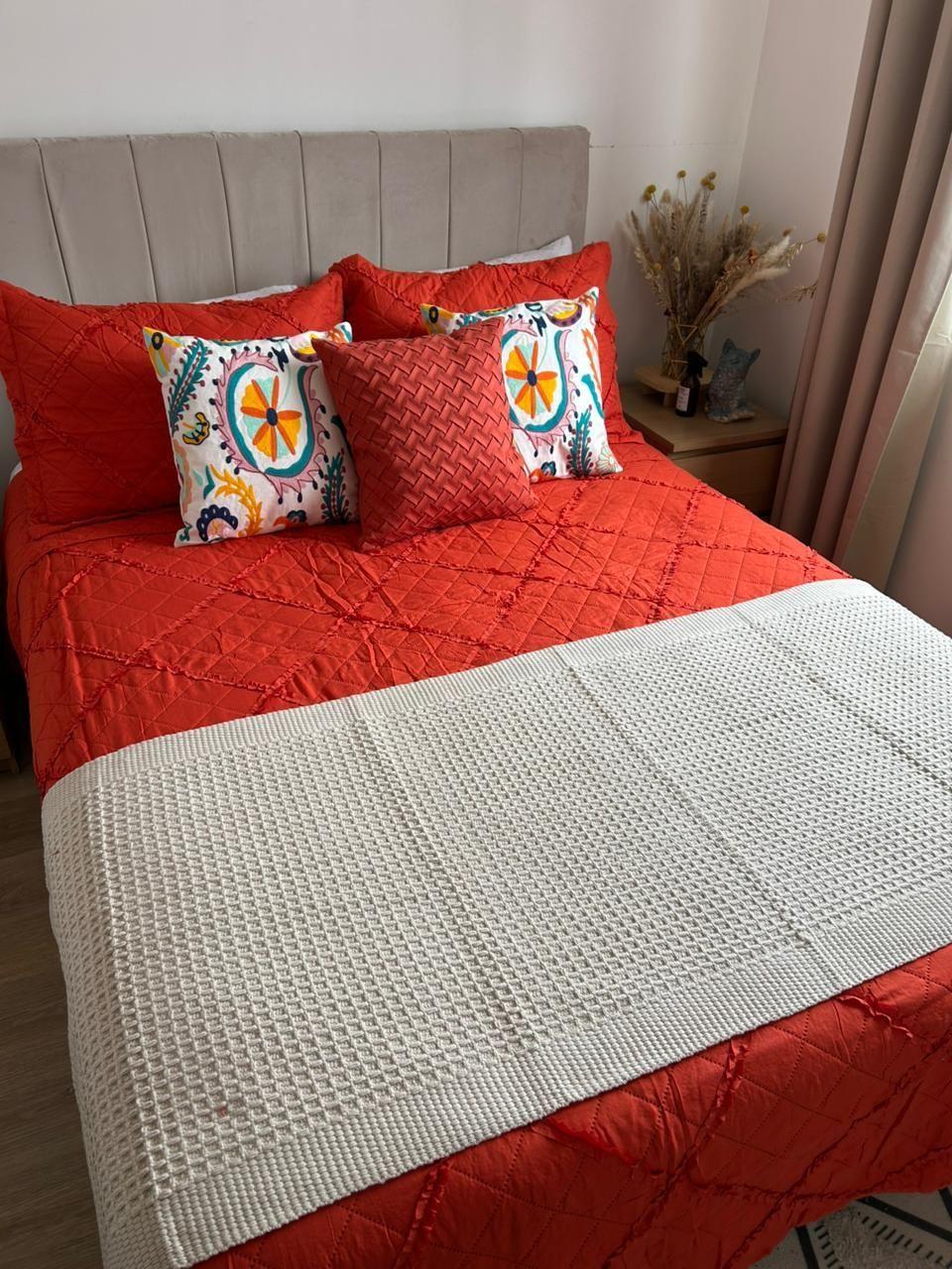 CUBRECAMA KING MICROFIBRA CON VUELOS NARANJO-2
