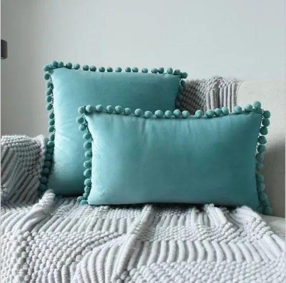 Set de 2 cojines de terciopelo con pompom-3