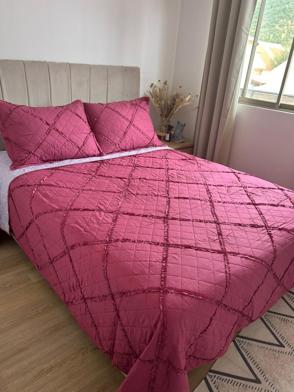 CUBRECAMA 2 PLAZAS MICROFIBRA CON VUELOS FUCSIA-2