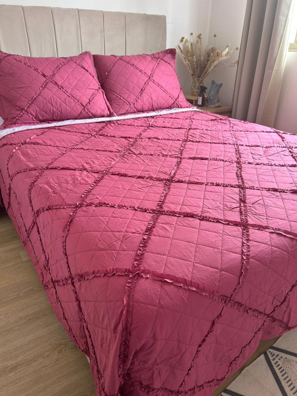 CUBRECAMA 2 PLAZAS MICROFIBRA CON VUELOS FUCSIA-3