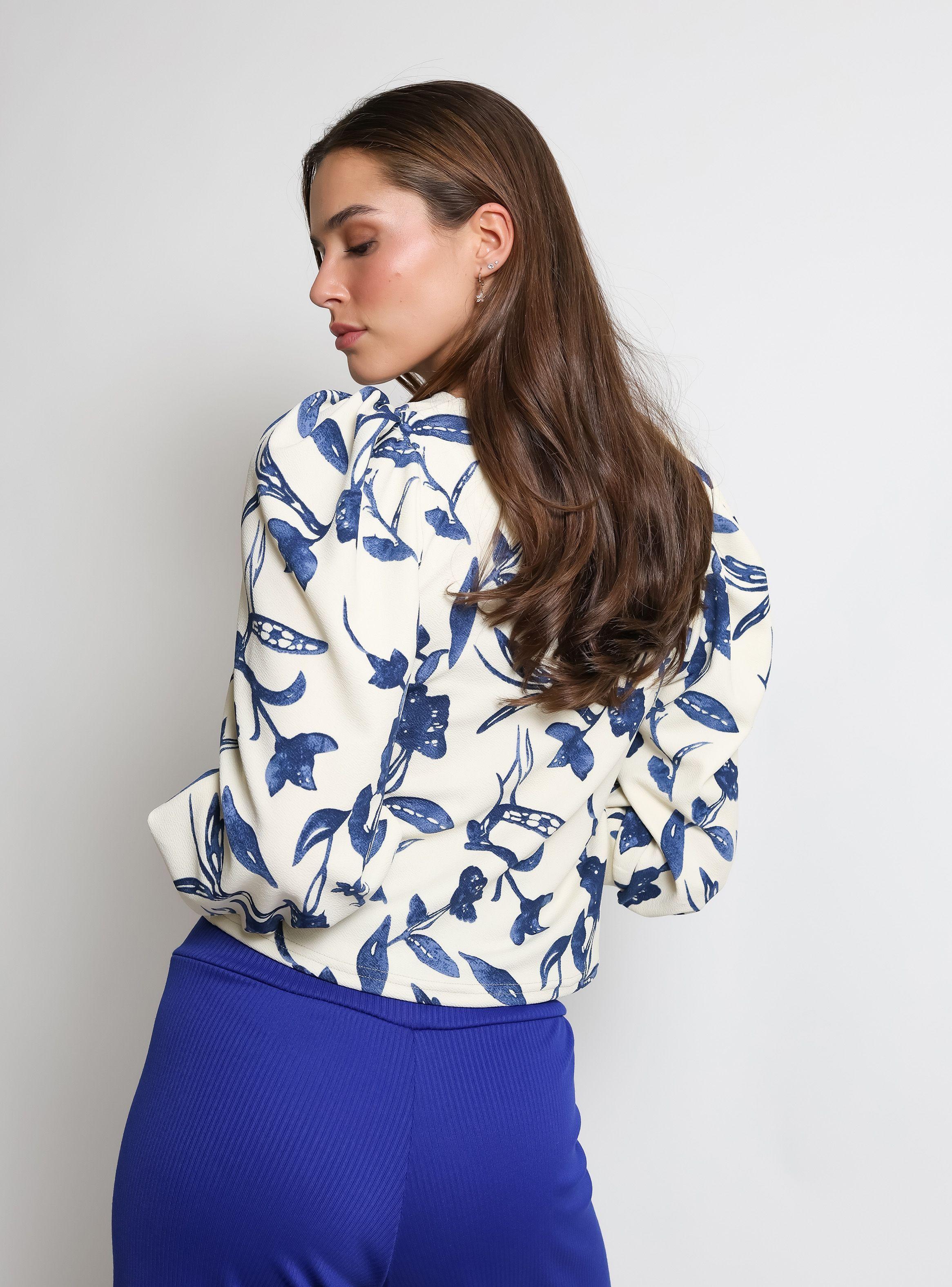 Polera Abril Blanco Flores Azul Natalia Seguel-3