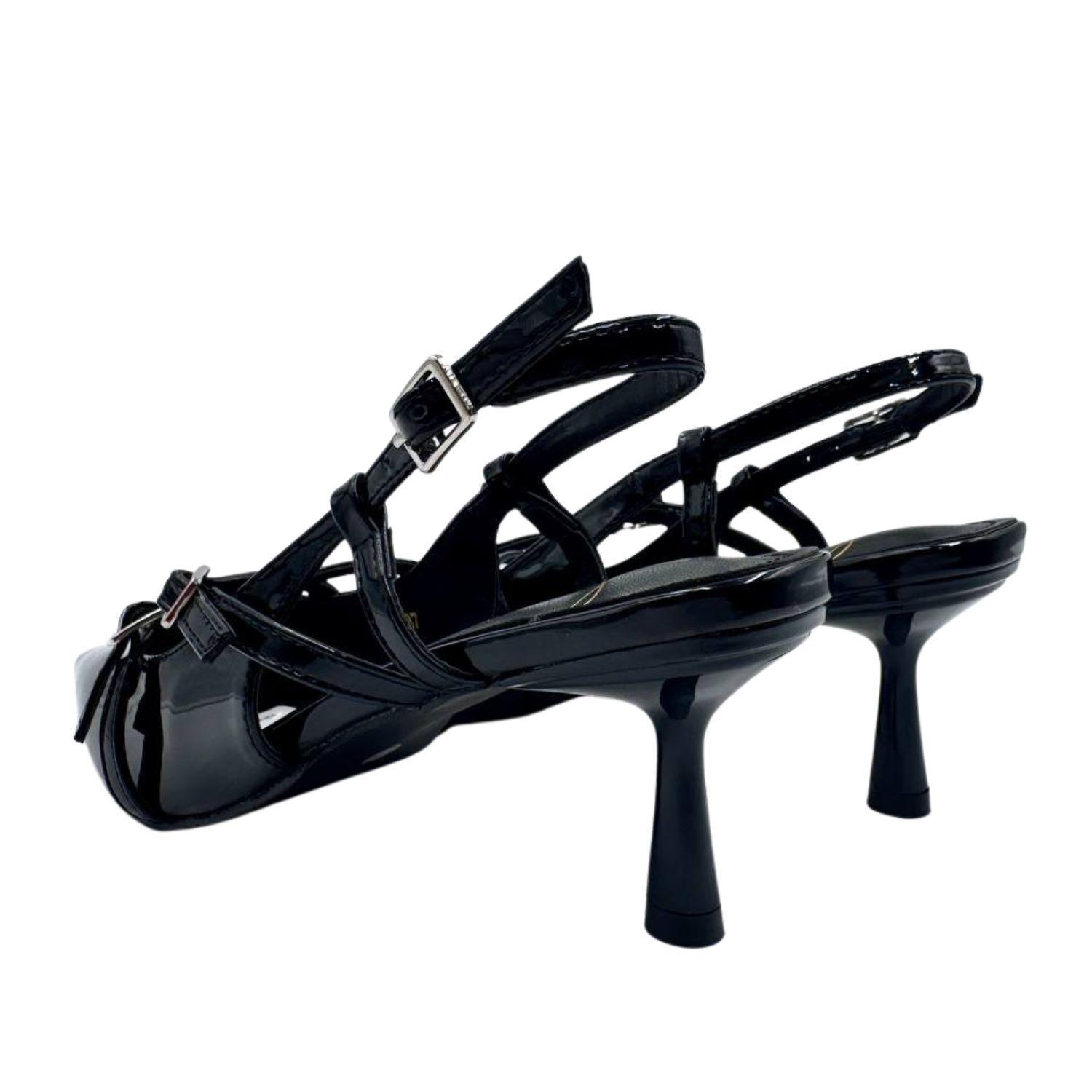 Tacones de charol con correa y hebilla-5