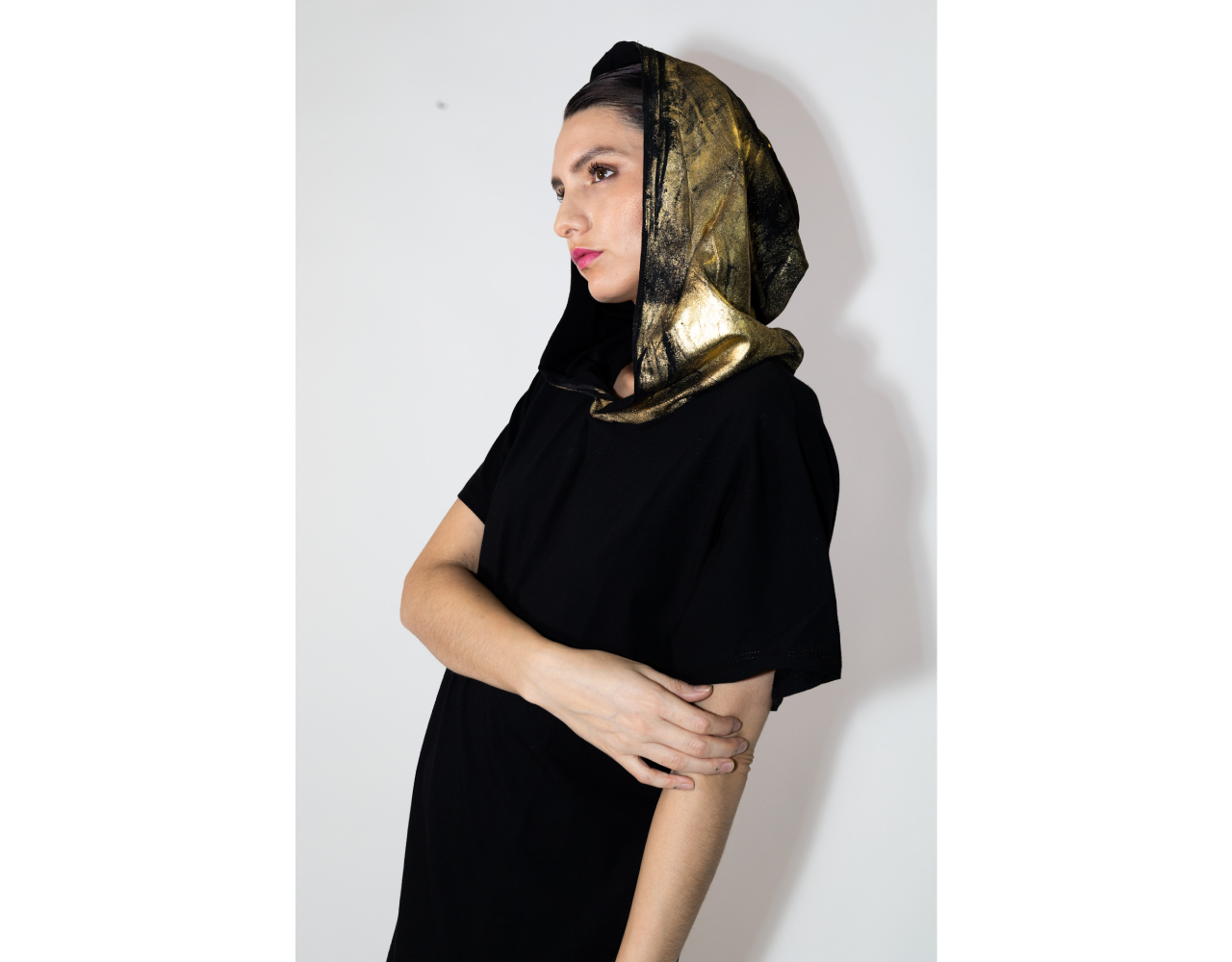 Poleron Negro con Capucha Gold-2