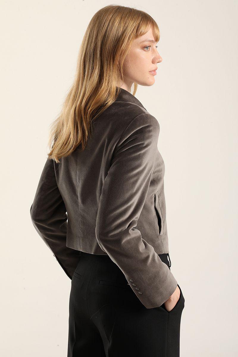 Chaqueta cropped cruzada, terciopelo gris Liola-2