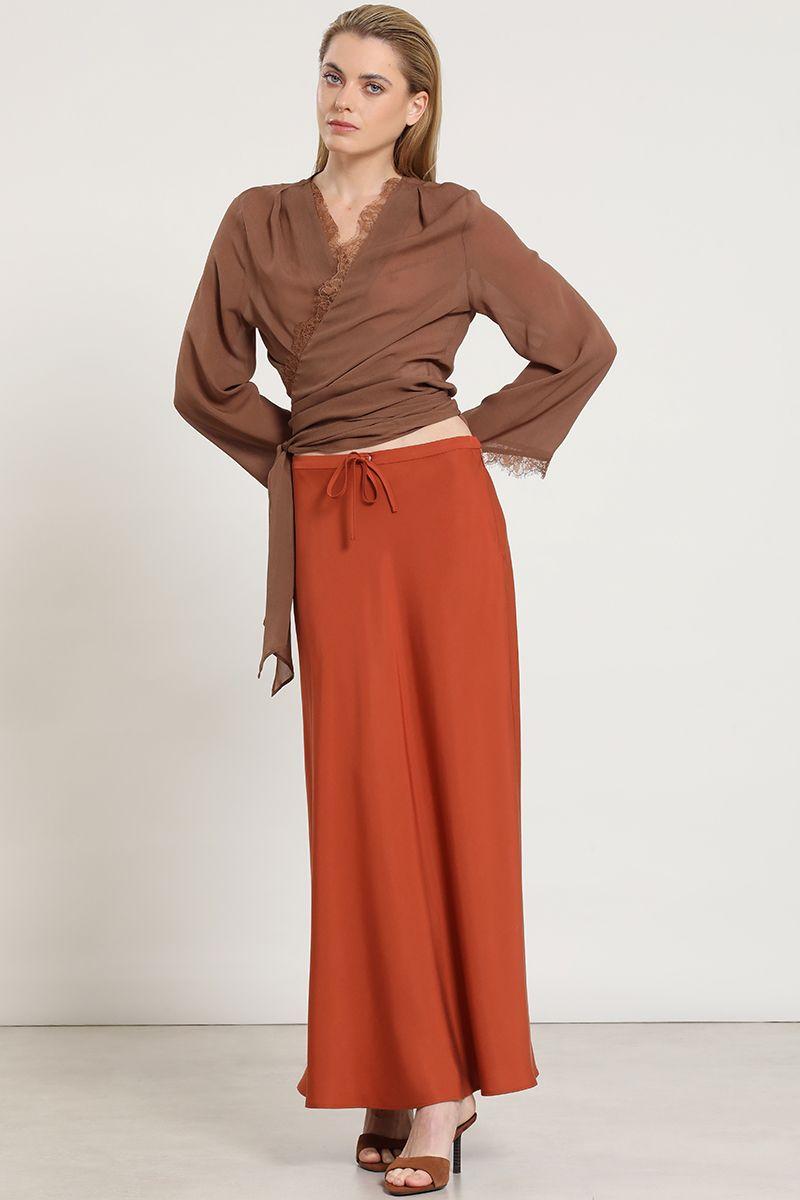Blusa envolvente con amarra, camel Liola-1