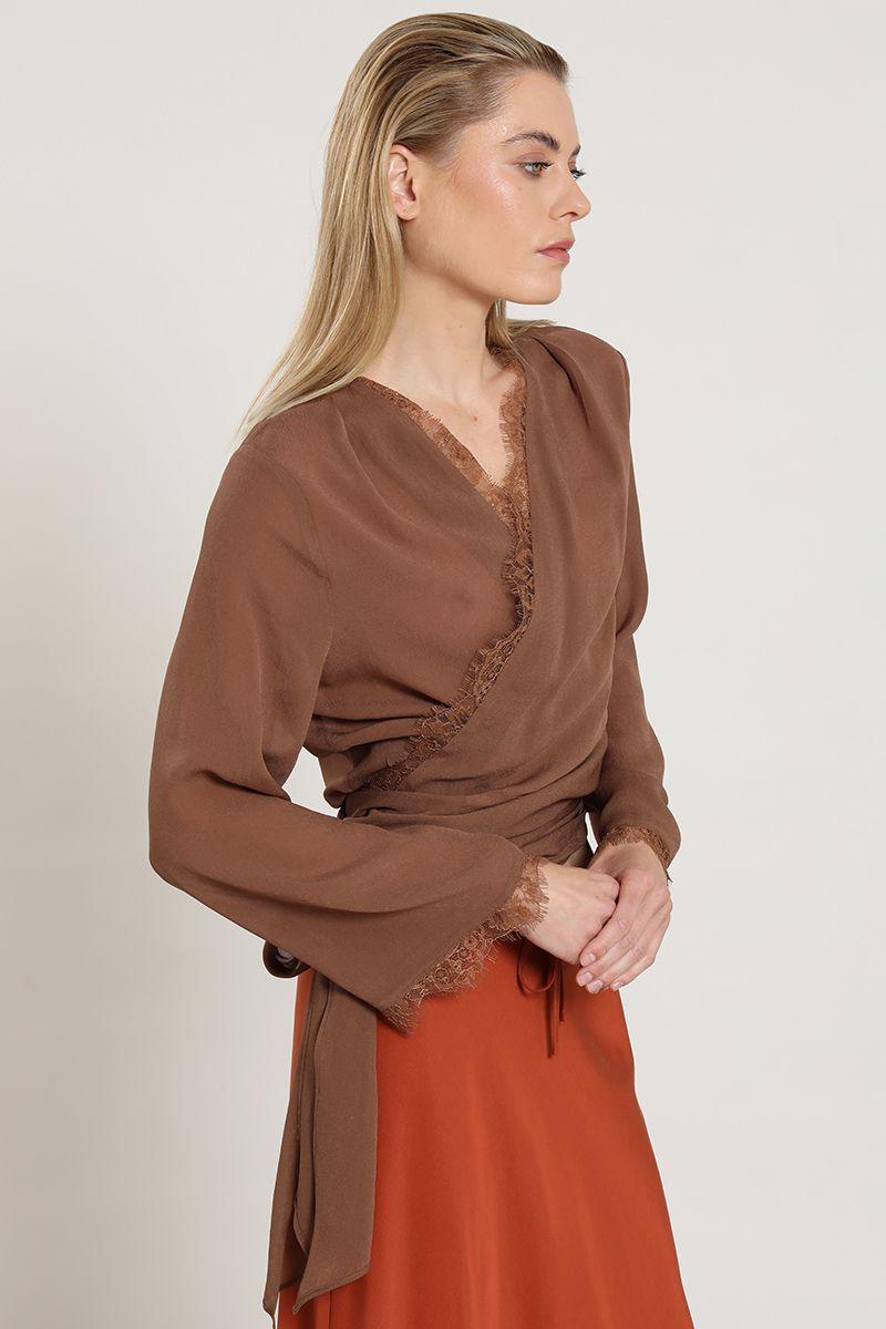 Blusa envolvente con amarra, camel Liola-2