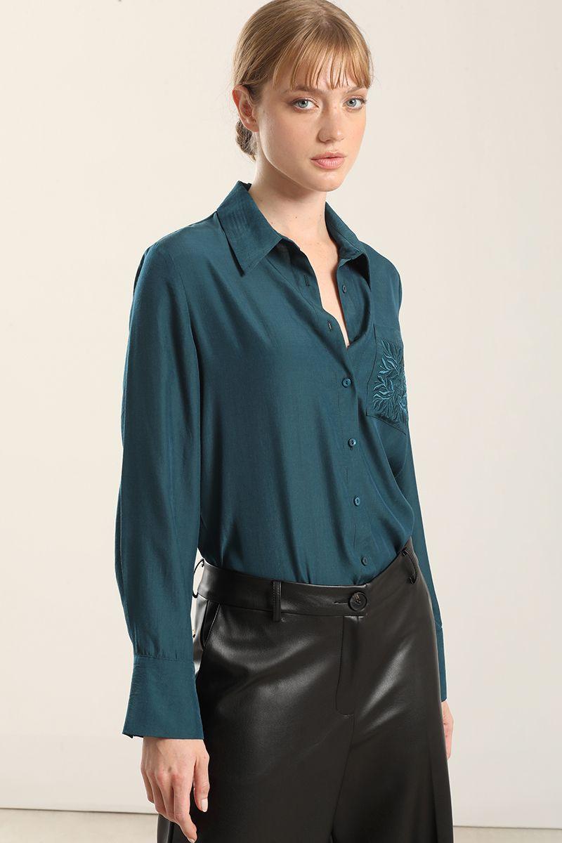 Blusa  bolsillos bordado, turquesa Liola-2