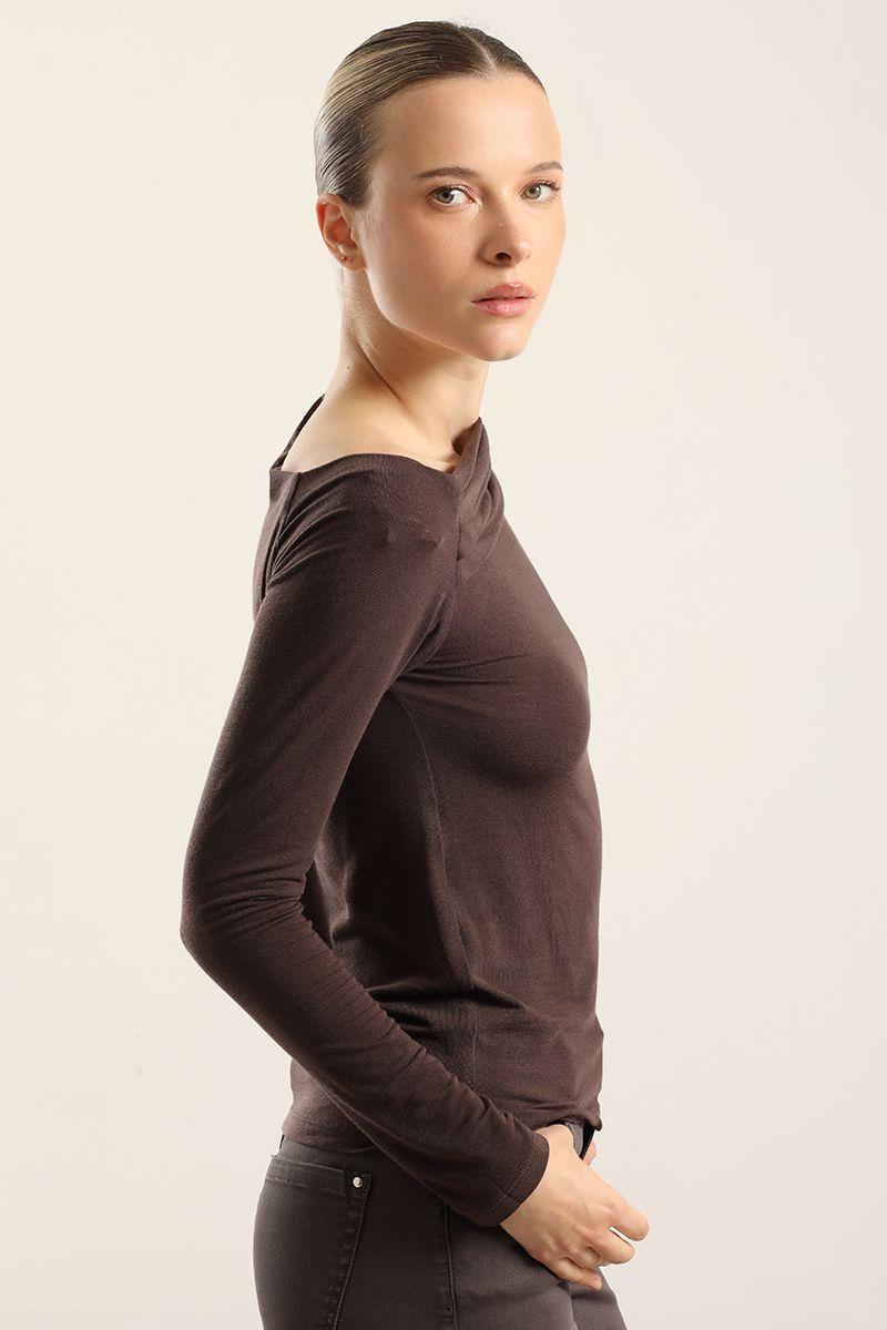 Top escote asimetrico, chocolate Liola-3