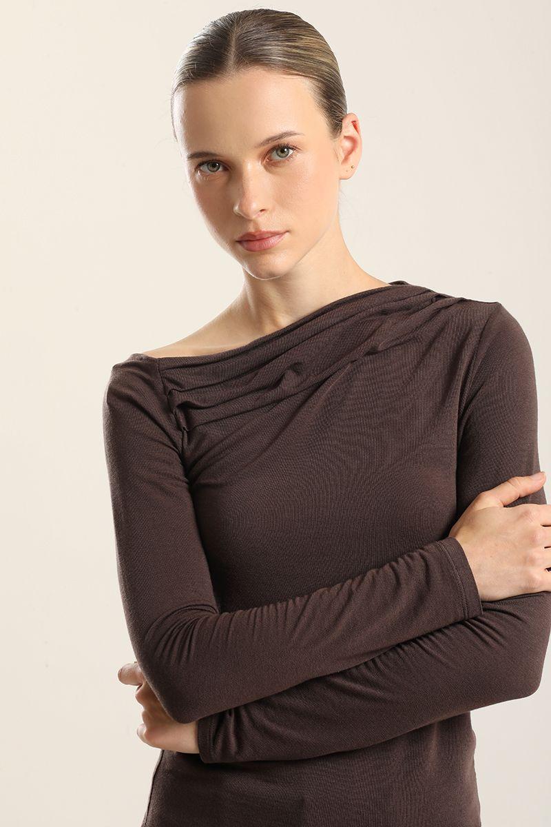 Top escote asimetrico, chocolate Liola-5