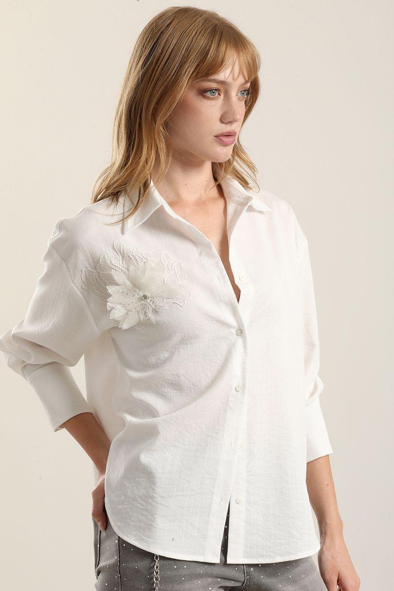 Blusa aplicacion flor, crudo Liola-1