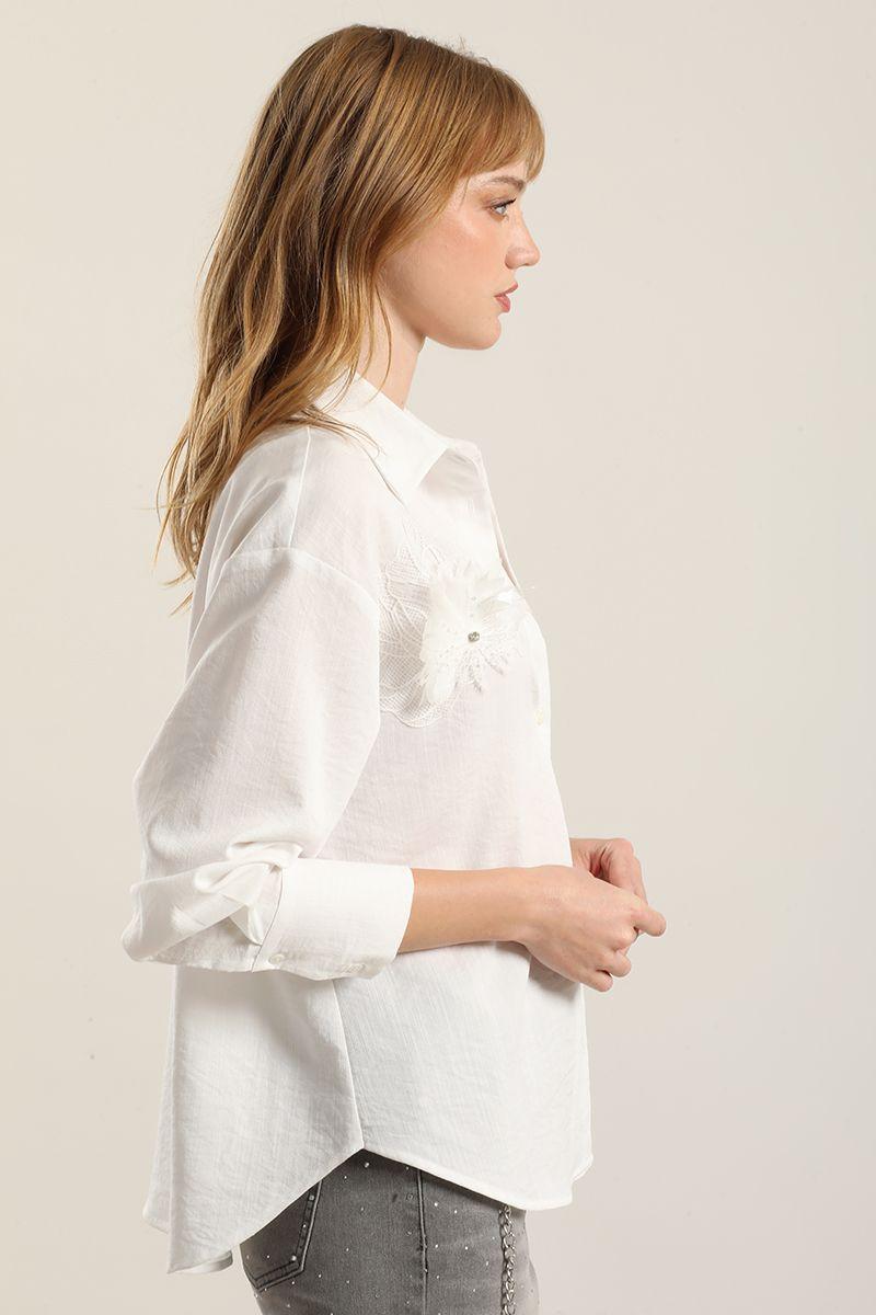 Blusa aplicacion flor, crudo Liola-2