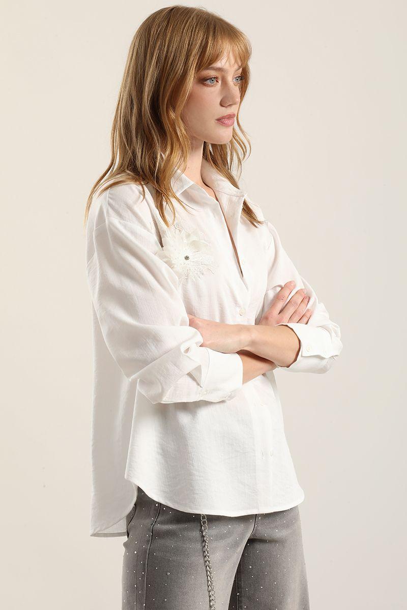 Blusa aplicacion flor, crudo Liola-3