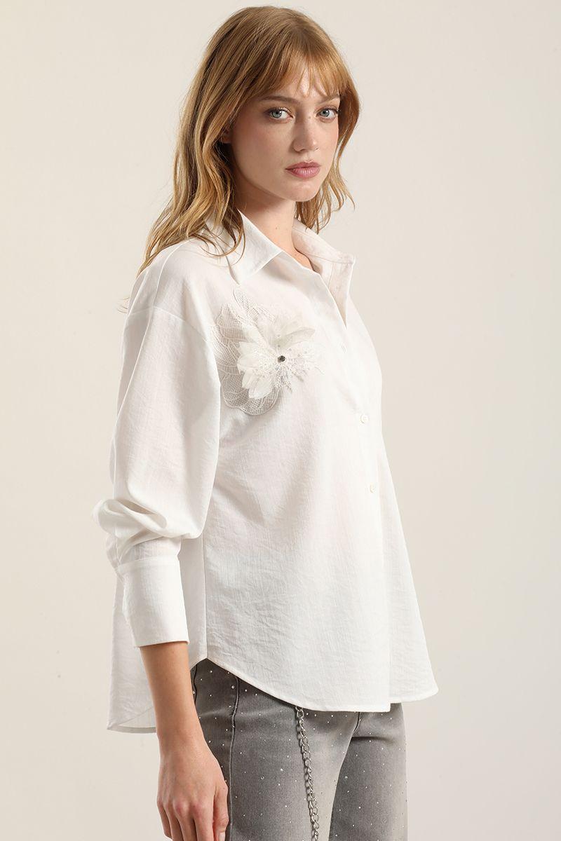Blusa aplicacion flor, crudo Liola-4