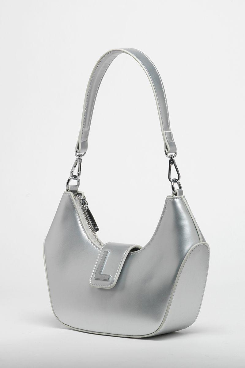Cartera Media Luna, Efecto Cuero Metalizado, Plateado Liola-2