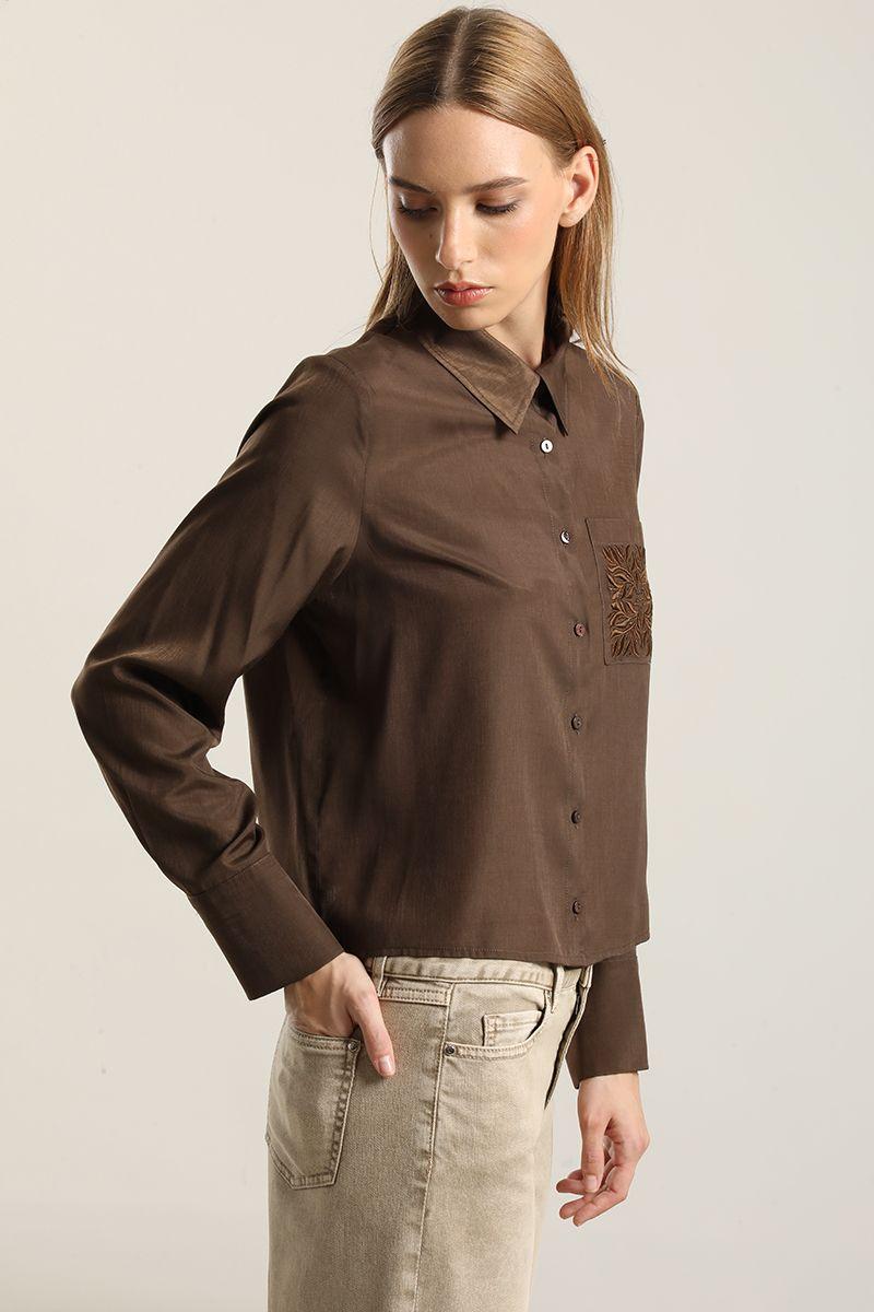 Blusa  bolsillos bordado, chocolate Liola-2