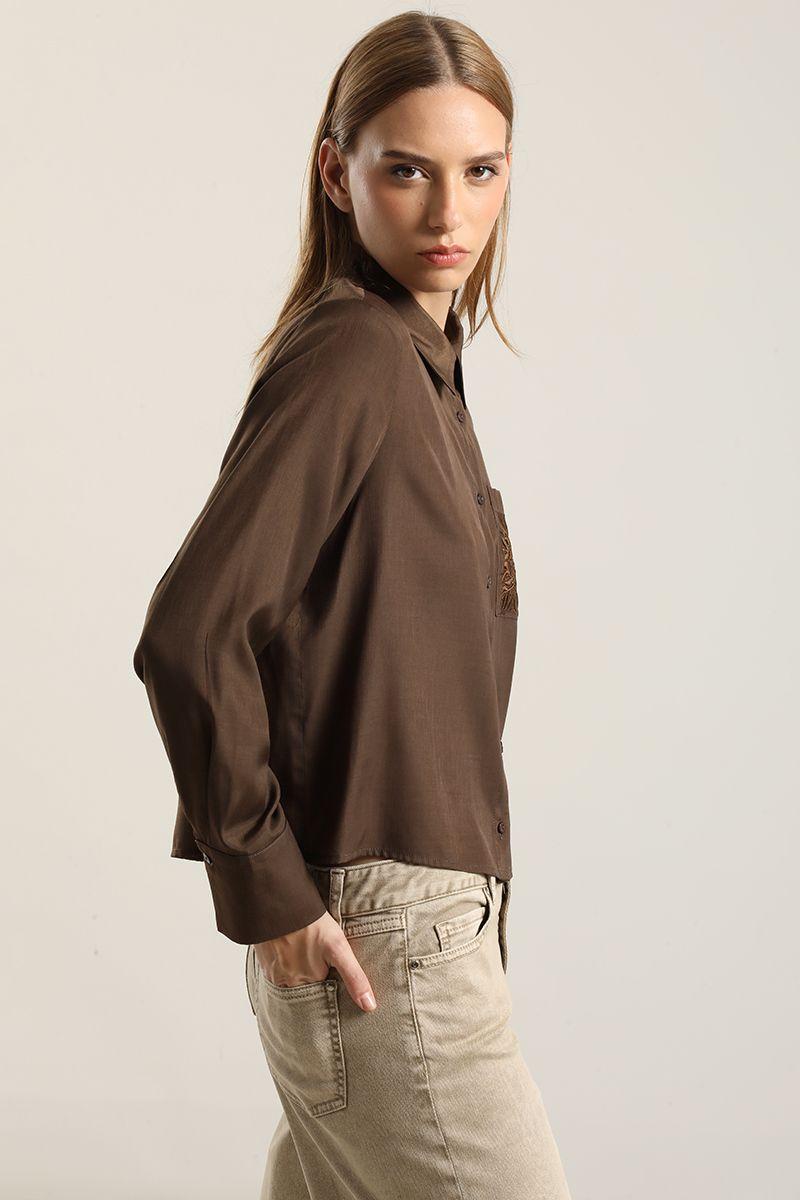 Blusa  bolsillos bordado, chocolate Liola-4
