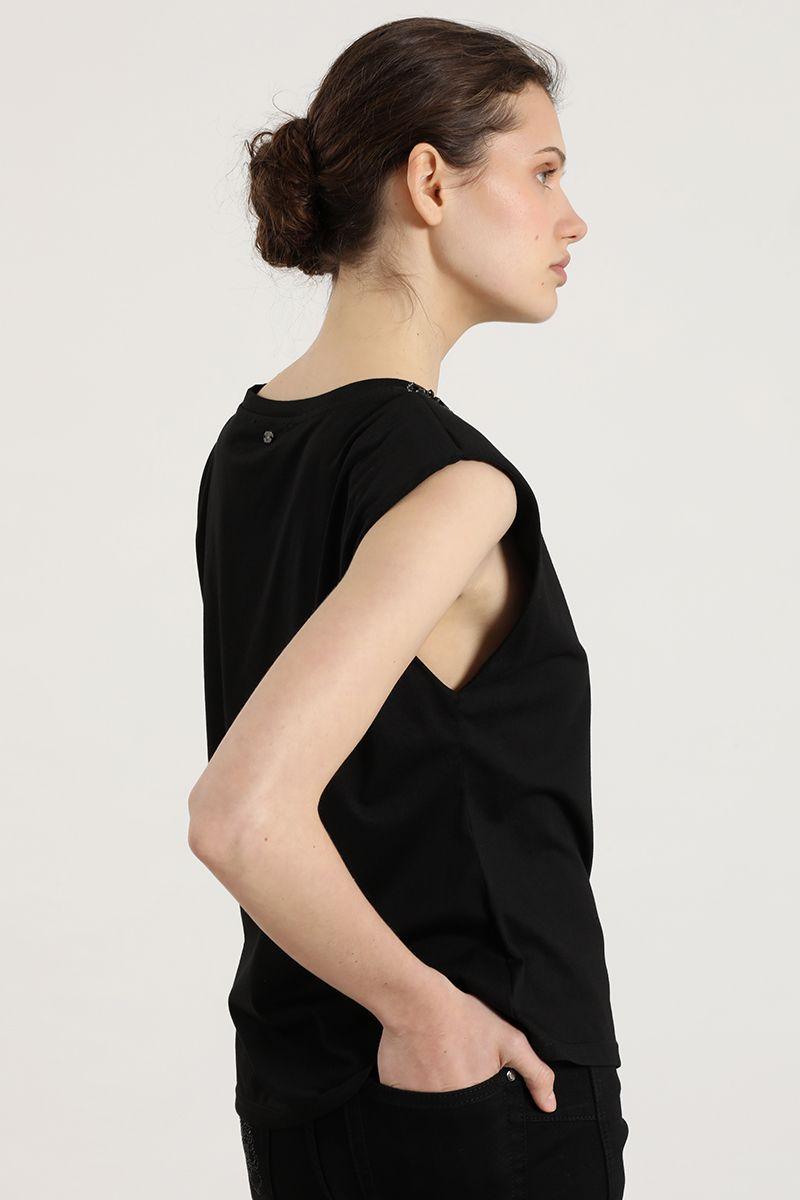 Polera recogido, aplicacion cuello, negro Liola-5