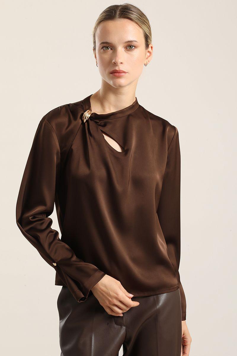 Blusa satin herraje metal, chocolate Liola-0