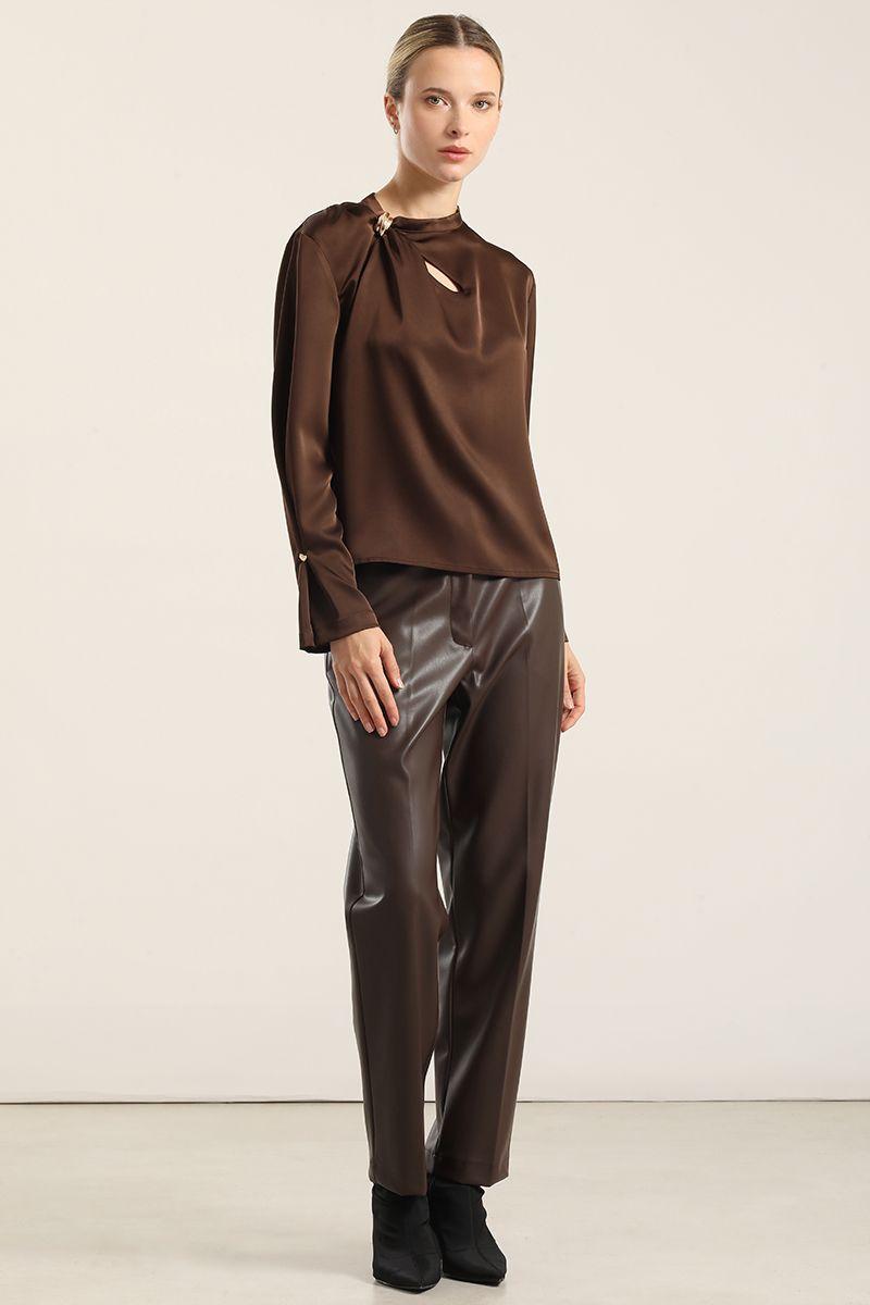 Blusa satin herraje metal, chocolate Liola-1