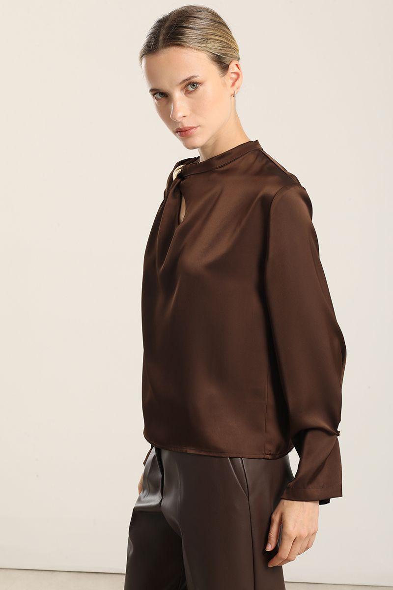 Blusa satin herraje metal, chocolate Liola-3