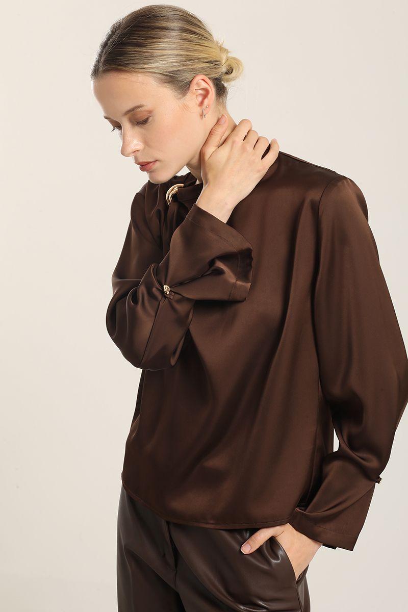 Blusa satin herraje metal, chocolate Liola-4