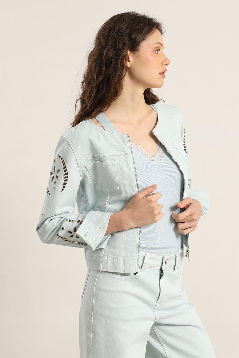 Chaqueta jeans color, bordado, celeste Liola-3