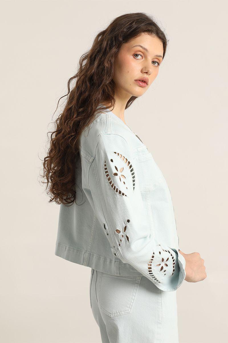 Chaqueta jeans color, bordado, celeste Liola-5