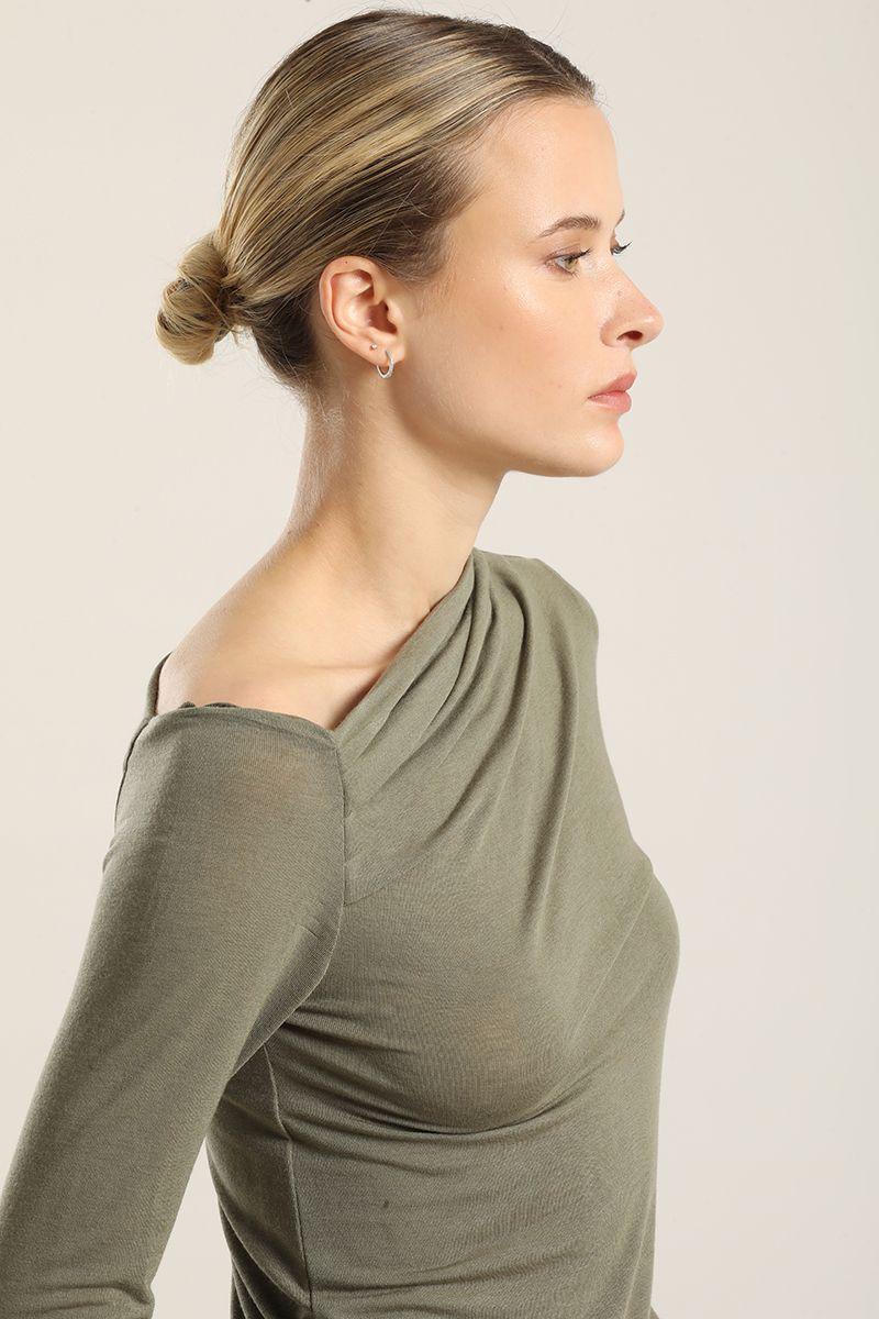 Top escote asimetrico, militar Liola-2