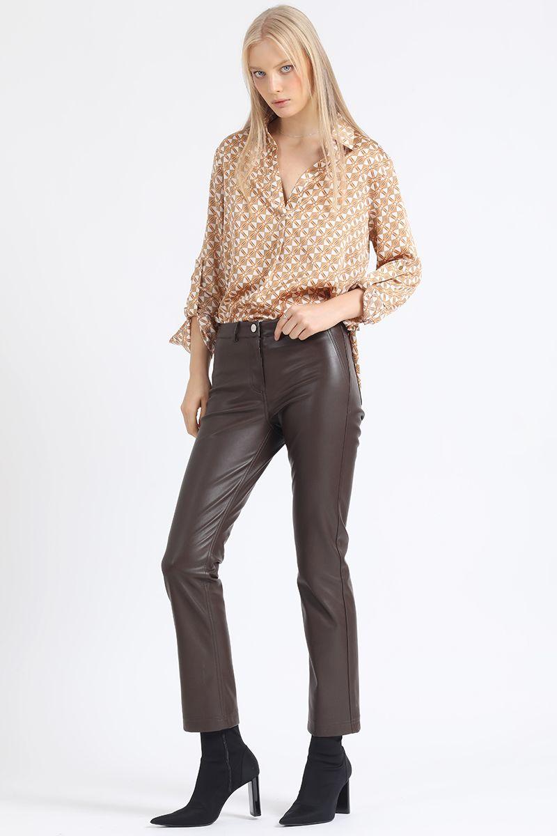 Pantalon Pitillo, Tiro Medio, Efecto Cuero, Chocolate Liola-2