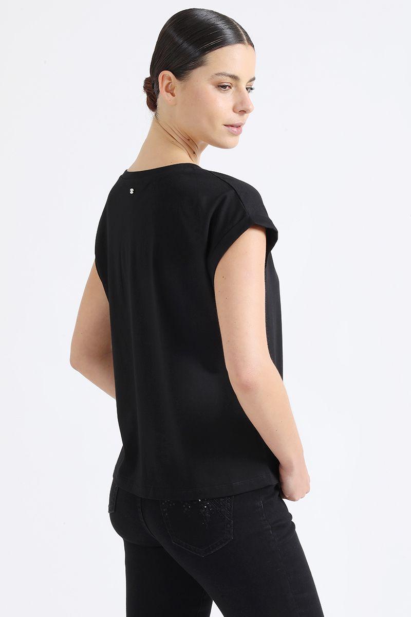 Polera Aplicación Tacha Y Texto, Negro Liola-4
