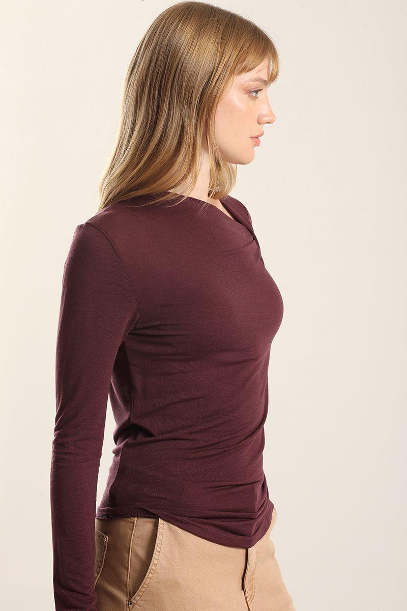 Top escote asimetrico, burdeo Liola-1