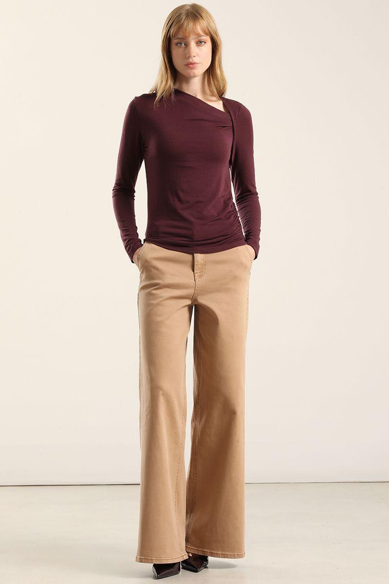 Top escote asimetrico, burdeo Liola-2