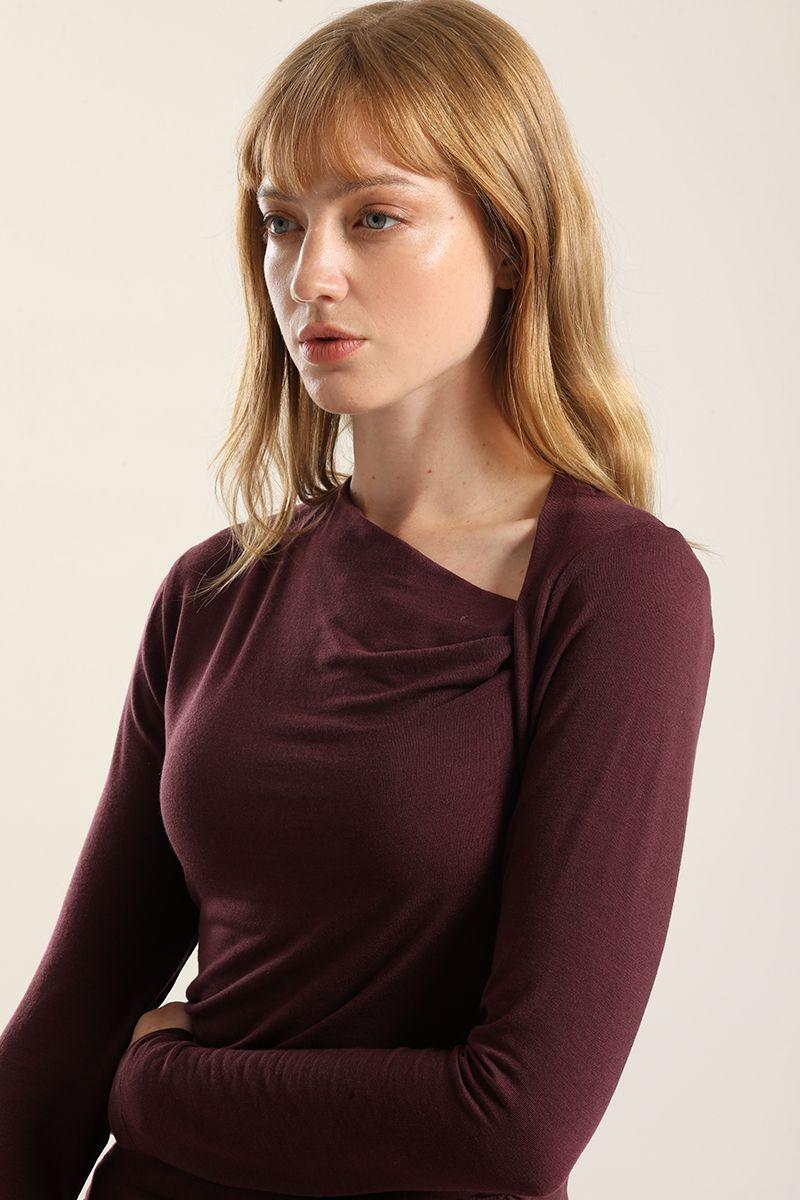 Top escote asimetrico, burdeo Liola-3