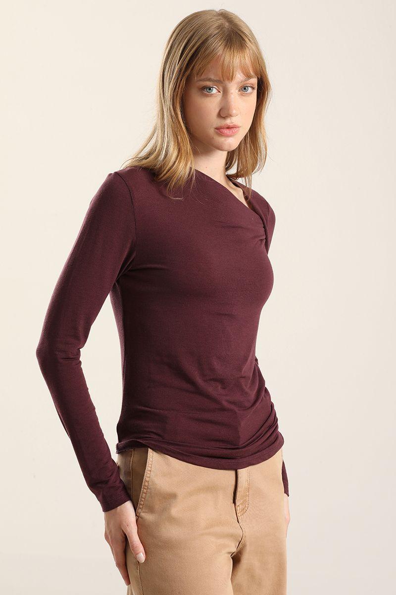 Top escote asimetrico, burdeo Liola-4