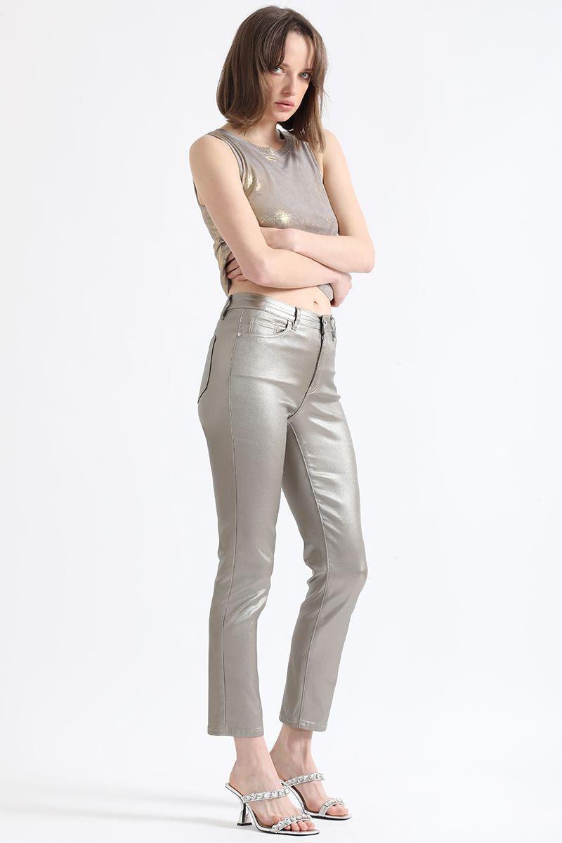 Pantalon Slim Tiro Medio, Metalizado, Café Liola-2