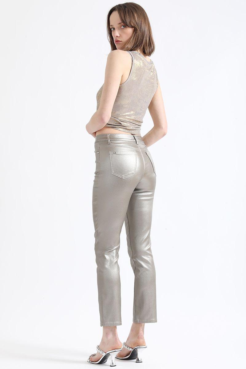 Pantalon Slim Tiro Medio, Metalizado, Café Liola-3