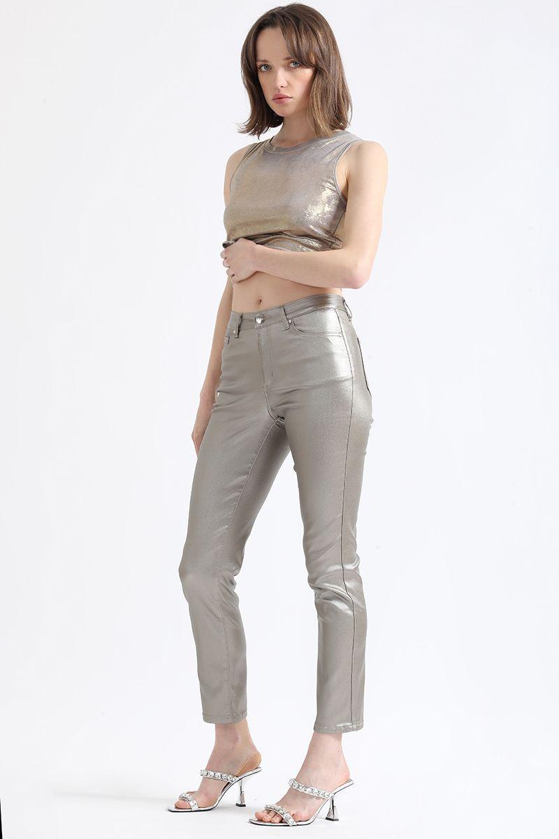 Pantalon Slim Tiro Medio, Metalizado, Café Liola-4