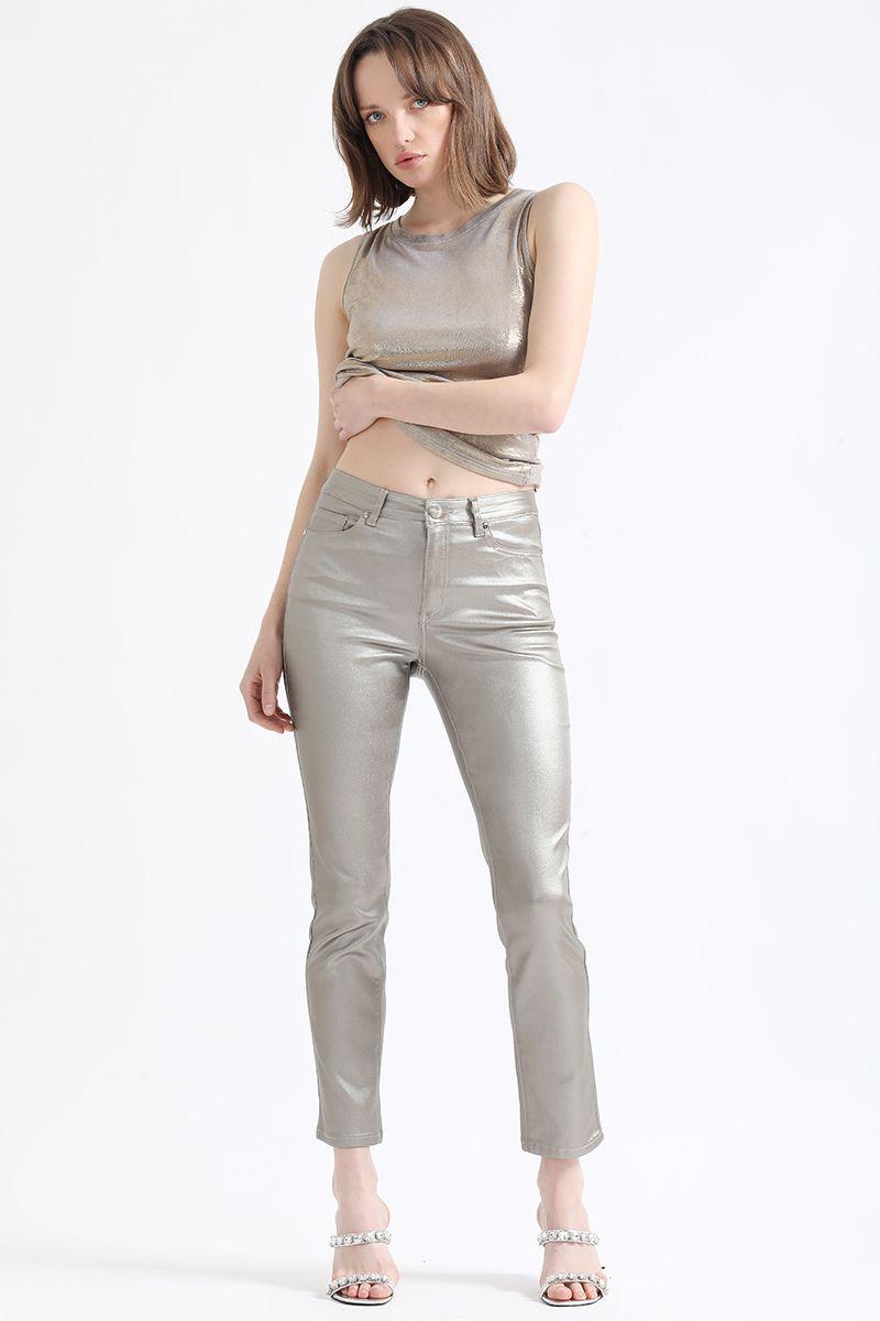 Pantalon Slim Tiro Medio, Metalizado, Café Liola-5