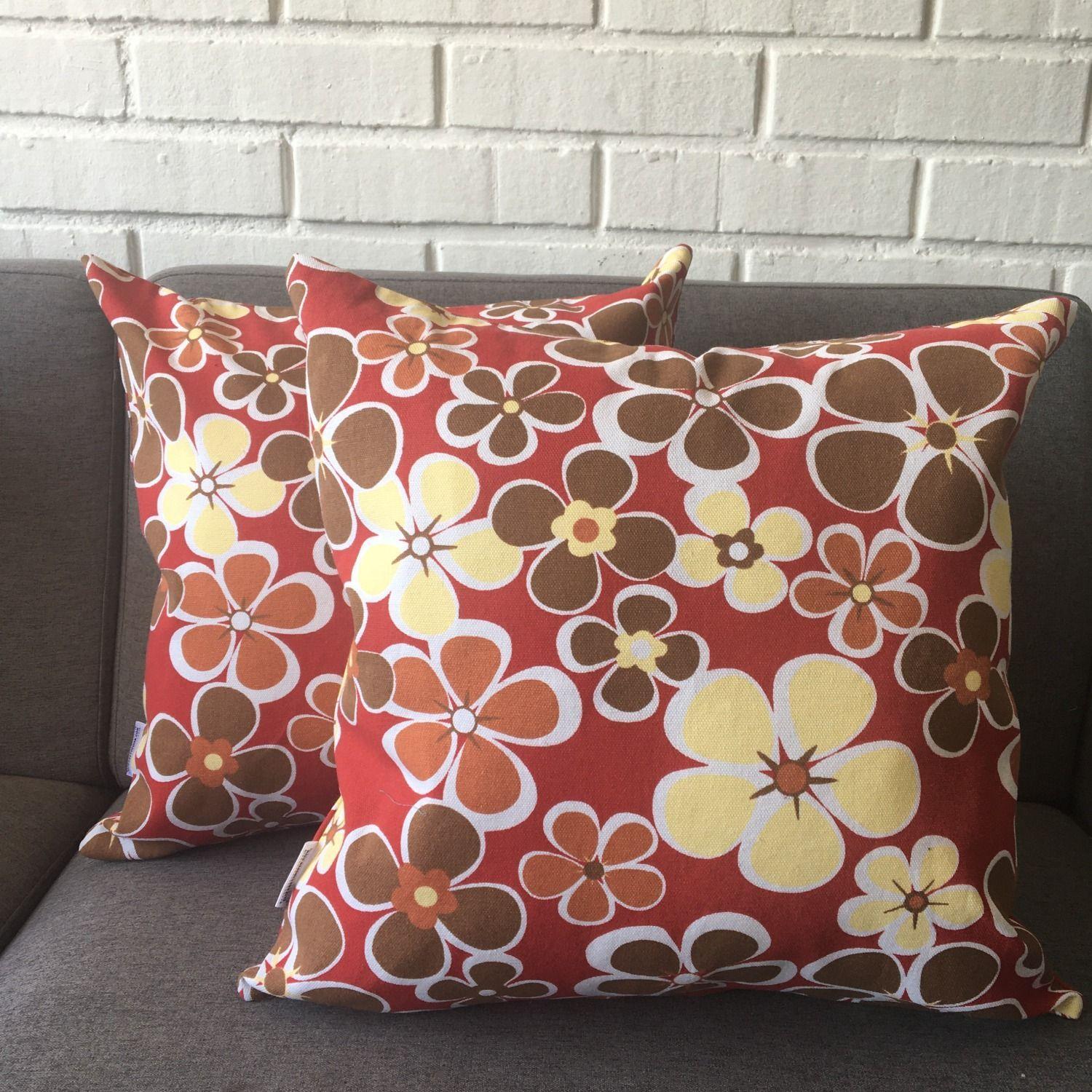 COJIN DECORATIVO DISEÑO ROJO FLORES AMARILLAS Y CAFE 60X60 RELLENO-2